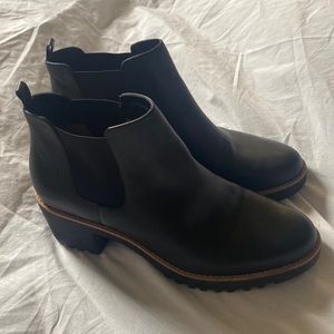 Caslon Joshua water resistant bootie